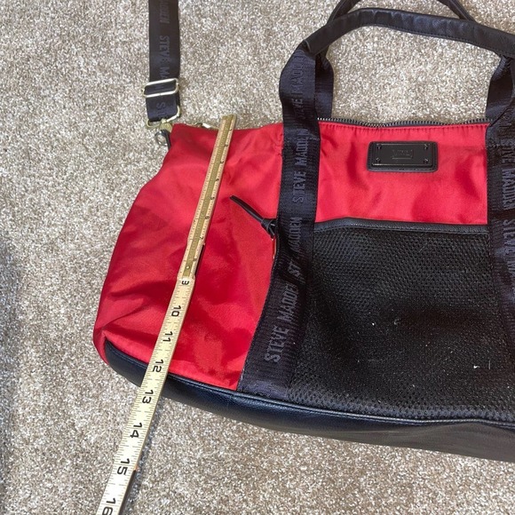 Steve Madden bag overnight carry on travel nylon red & black shoulder strap - Picture 6 of 8